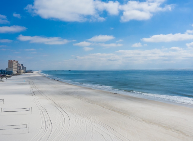 Relaxing Gulf Shores beach scene