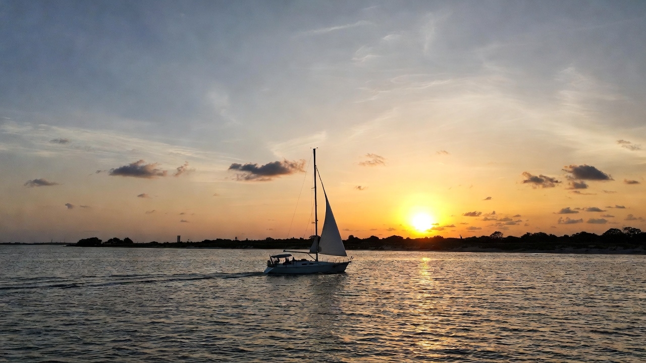 Sunset sail along Alabama’s Gulf Coast during a bachelorette trip
